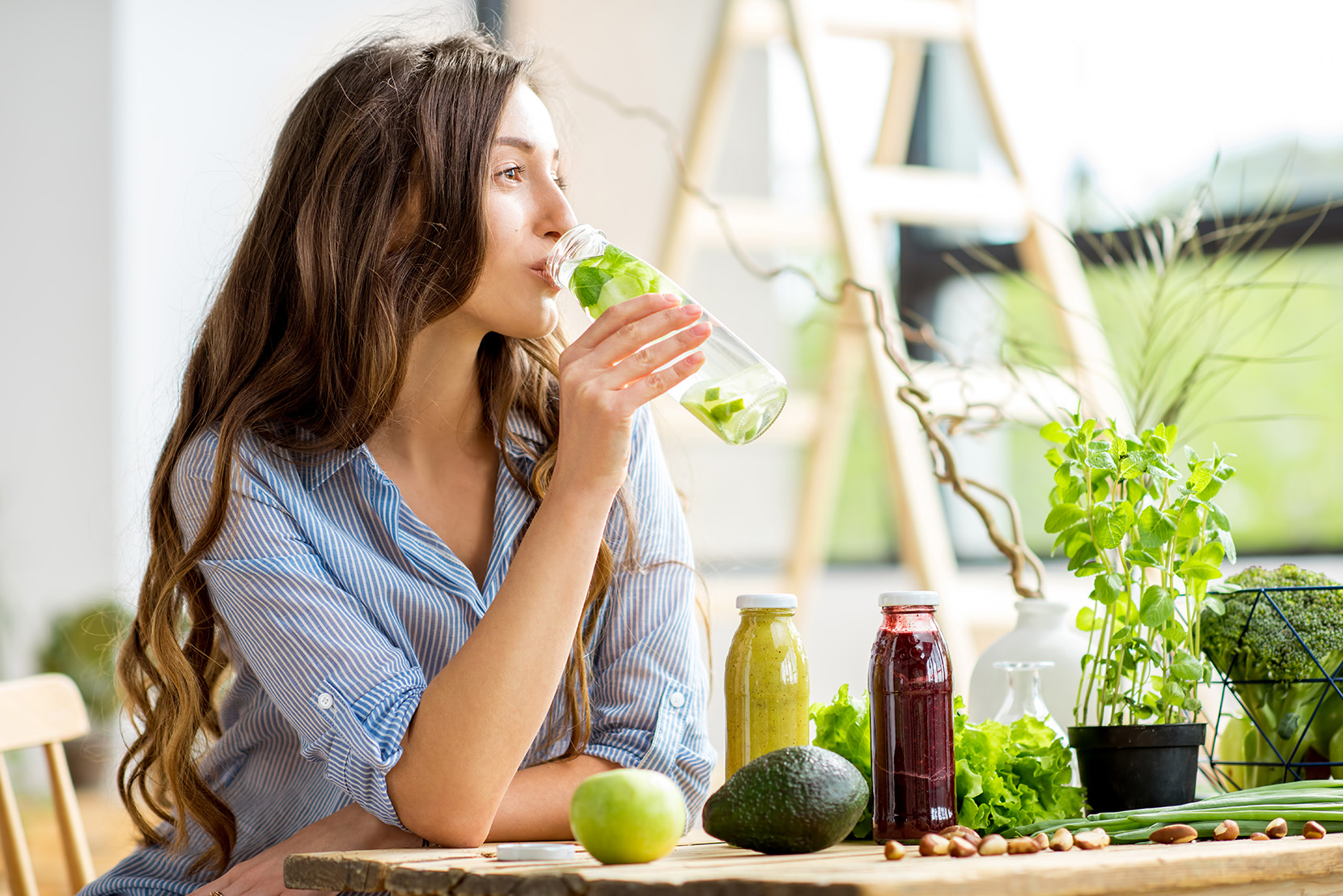 krásna-žena-sediaca-s-nápojmi-zdravé-zelené-jedlo-domáce-vegánske-jedlo-detox-koncept